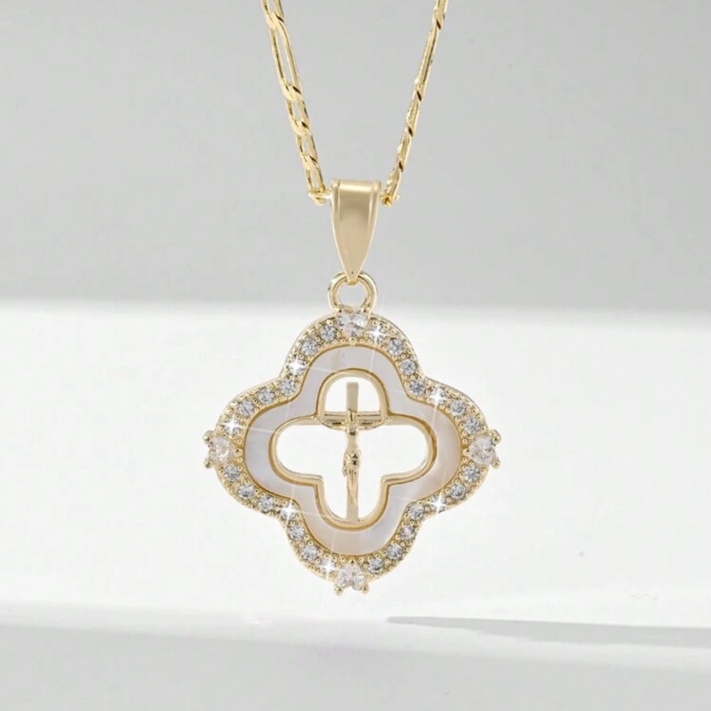 Elegant Gold Pendant Necklace